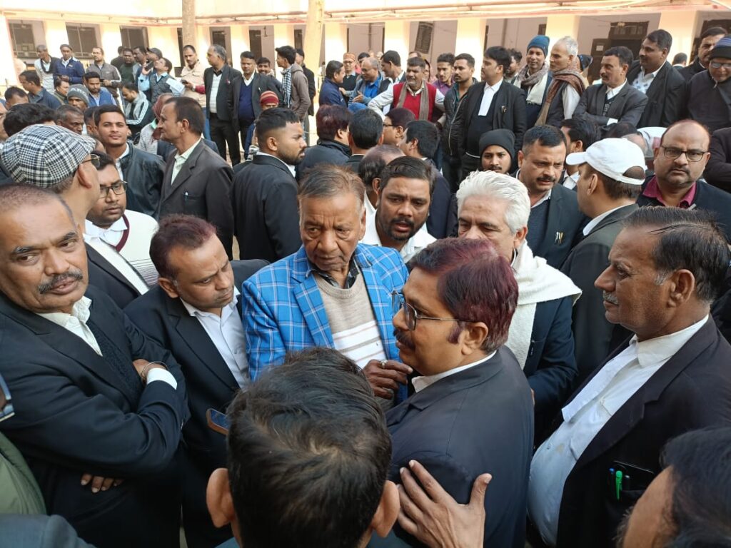 अनिश्चितकालीन हड़ताल: दूसरे दिन भी अधिवक्ताओं ने व्यवहार न्यायालय के सभी न्यायालय का किया बहिष्कार ; वार्ता विफल