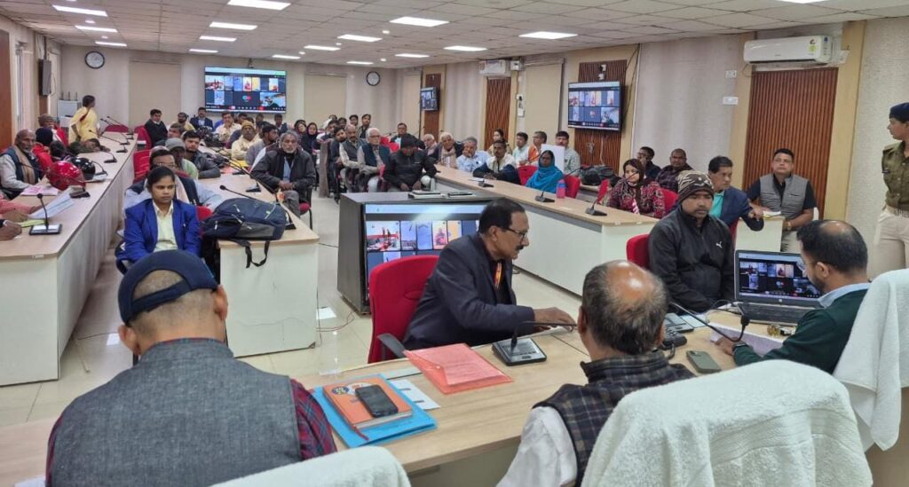 54 लोगों की समस्या को सुन डीएम ने कार्रवाई को लेकर संबंधित अधिकारियों को दिया निर्देश
