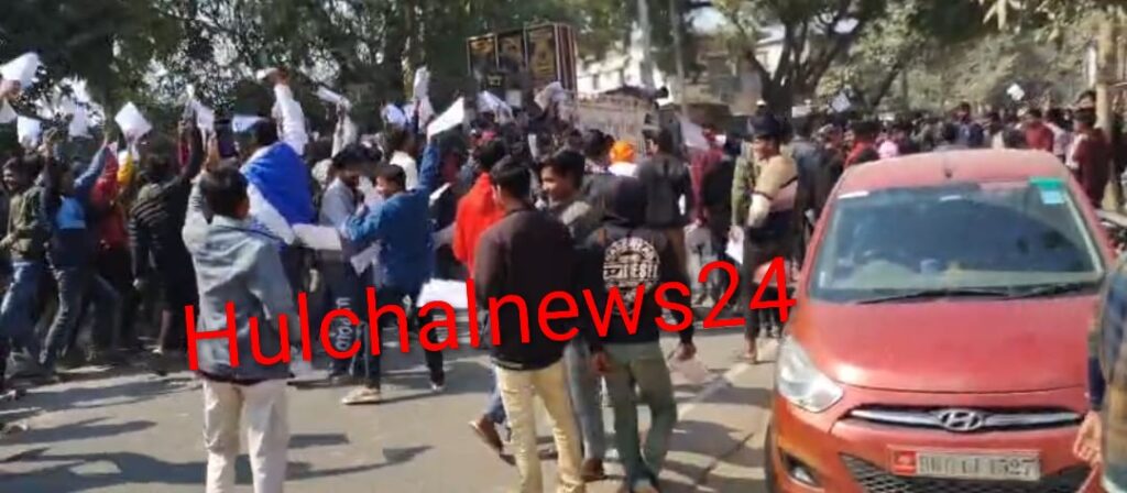 इंटरमीडिएट परीक्षा की समाप्ति पर परीक्षार्थियों ने सड़क पर एडमिट कार्ड लहराकर मनाया जश्न ; आ गया डीजे तो एक घंटे तक बाधित रहा आवागमन