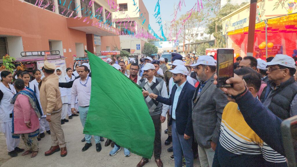 40.46 लाखा लाभार्थियों को खिलायी जायेगी फाइलेरिया से बचाव की दवा ; डीएम ने दवा खाकर जागरूकता रथ को किया रवाना