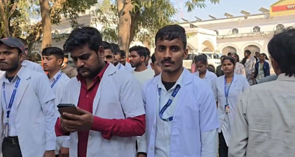 पारामेडिकल कॉलेज में अनियमितता को लेकर सड़क पर उतरे छात्र ; डीएम को ज्ञापन सौंपकर सुधार की मांग की