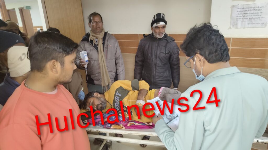 रात होते-होते फायरिंग : गोली मार एक युवक को किया गंभीर, दोस्त पर चाकू से  हमला