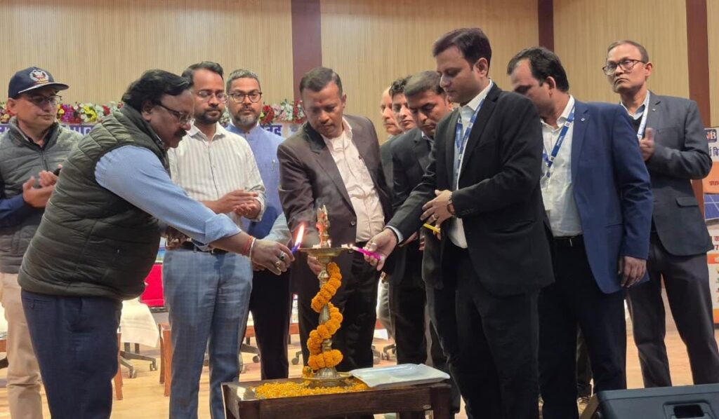 पीएम सूर्यघर मुफ्त बिजली योजना के तहत आयोजित मेला का डीएम व अधीक्षण अभियंता ने दीप प्रज्वलित कर किया उद्घाटन
