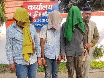 तीन साइबर अपराधी गिरफ्तार ; सस्ते लोन का एड निकालकर करते थे टारगेट ; भारी संख्या में एटीएम एवं सिम कार्ड बरामद