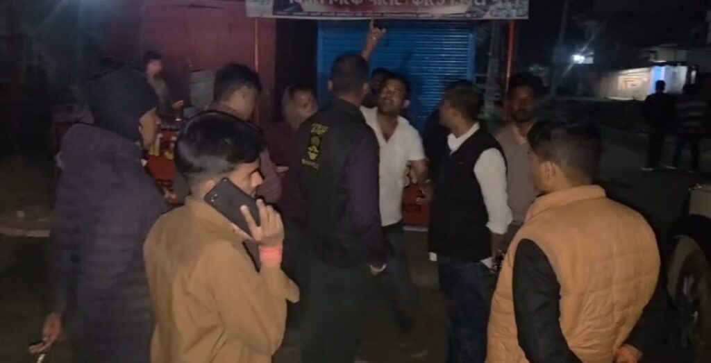 प्रशासन की आड़ में दहशत ! स्कॉर्पियो से हवाई फायरिंग का सनसनीखेज खुलासा : कोर्ट का पेशकार व छपरा का सबइंस्पेक्टर गिरफ्तार