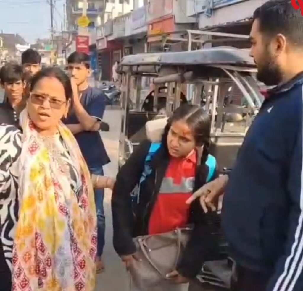 मासूम बेटी के साथ क्रूरतापूर्ण व्यवहार देख लोगों ने कहा भाई हैं या कसाई ; अब वीडियो सोशल मीडिया पर हुआ वायरल