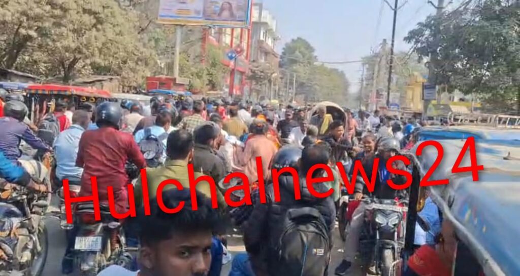 भयंकर जाम के नाम रहा मैट्रिक परीक्षा का पहला दिन ; प्रशासनिक व्यवस्था दिखी ध्वस्त ; कई परीक्षार्थियों का छूट गया परीक्षा