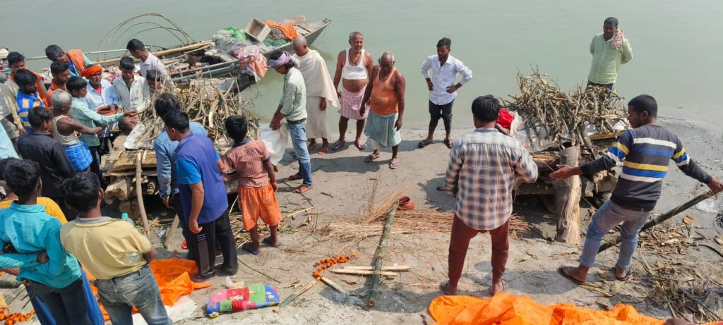 बेटे की मौत का सदमा बर्दाश्त नहीं कर सकी मां, शव से लिपटकर दे दी जान ; एक साथ उठी दो अर्थी