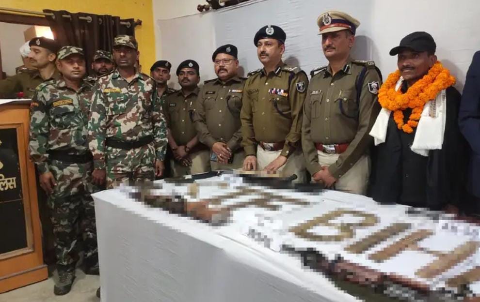 तीन लाख के इनामी माओवादी मुस्तकीम ने एक AK-47, एक AK- 56, दो इंसास रायफल व 505 कारतूस के साथ किया सरेंडर