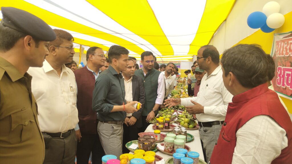 प्रमंडल स्तरीय उद्यान प्रदर्शनी मेला में 1100 फल-फूल व पौधों को किया गया प्रदर्शित ; डीडीसी ने प्रदर्शनी का किया शुभारंभ