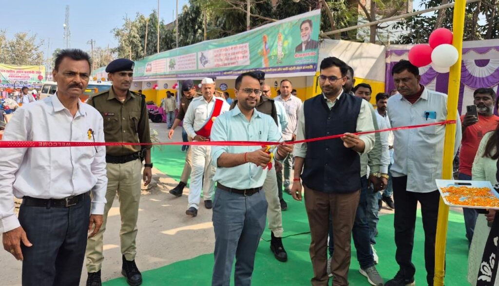 किसानों को अनुदानित मूल्य पर कृषि यंत्र उपलब्ध कराये जाने को ले आयोजित कृषि यांत्रिकरण मेला का डीएम ने किया उद्घाटन