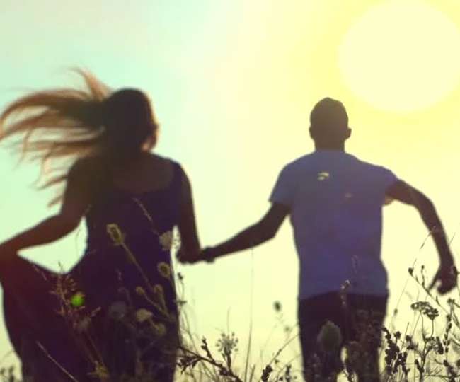 दो बच्चों की मां प्रेमी संग हुई फरार ; अब बच्चों को ढूंढ रहा बेचारा पति