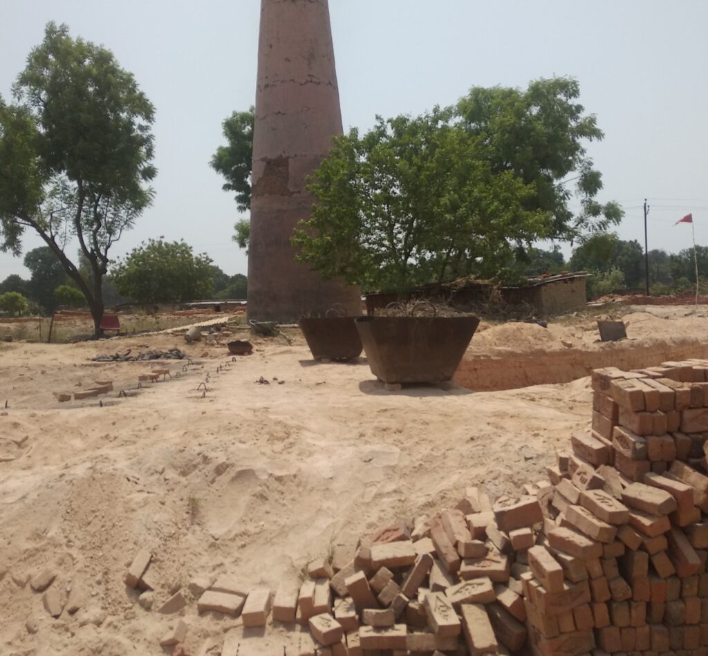 चिमनी हादसा : आग से झुलसे चार मजदूर, एक की मौत