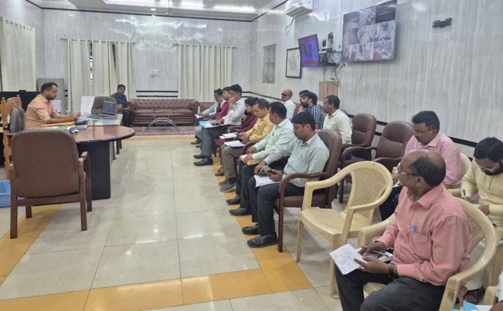 मुआवजा भुगतान में तेजी लाकर भू-अर्जन की प्रक्रिया को समयबद्ध ढ़ंग से पूरा करें : डीएम