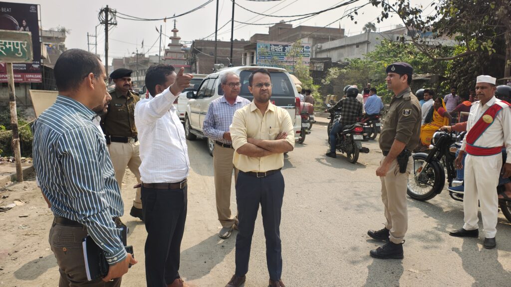 जिलाधिकारी ने विभिन्न सड़क परियोजनाओं का किया स्थलीय निरीक्षण