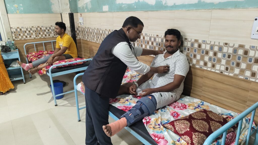 घुटने की टूटे हुए लिगामेंट का निशुल्क सफल ऑपरेशन कराने अन्य जिलों से भी पहुंच रहे मरीज ; डॉ सुरेंद्र महतो ने आयुष्मान कार्ड पर किया तीन ऑपरेशन