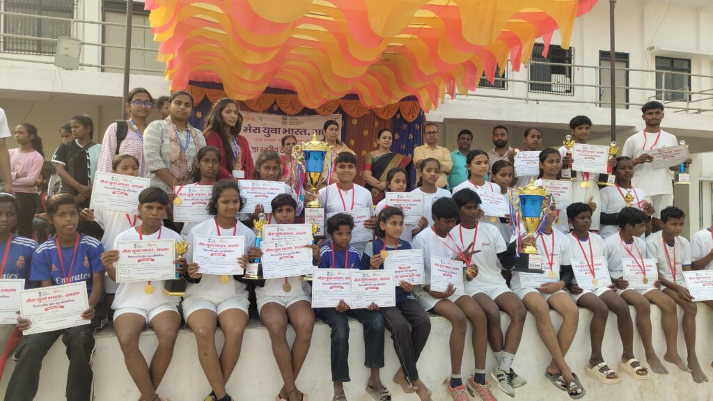 जिला स्तरीय खेलकूद प्रतियोगिता में मढौरा की टीम बनी ओवरऑल चैंपियन ; छपरा की टीम बनी रनर