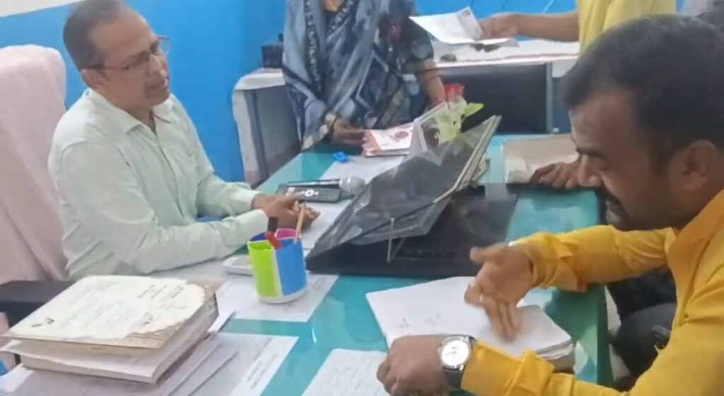 सीएचसी में कुव्यवस्था पर हंगामा ; जांच करने पहुंचे 20 सूत्री अध्यक्ष से बदसलूकी