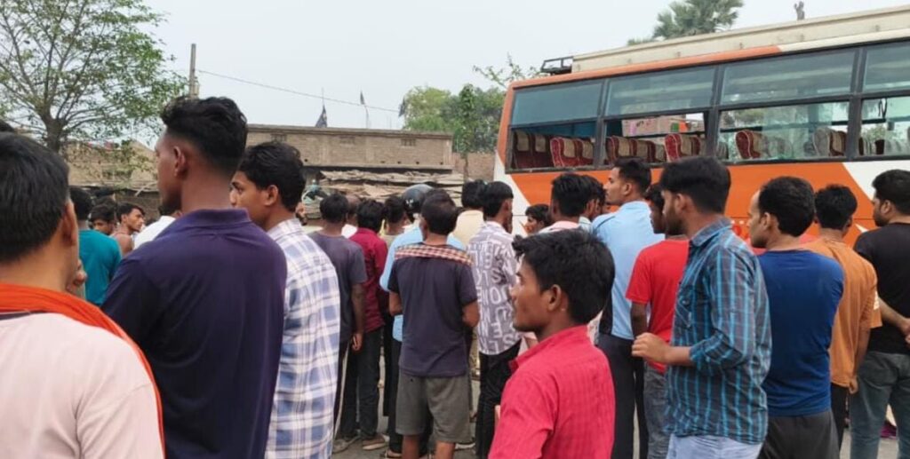 अनियंत्रित बस की चपेट में आने से एक युवक की मौके पर मौत