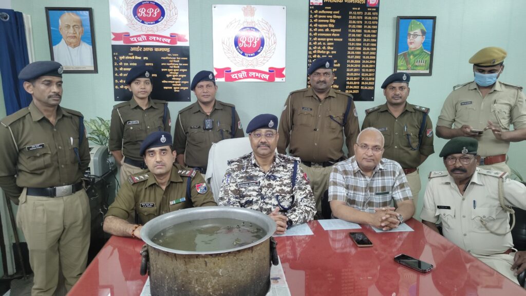 ट्रेनों की निगरानी के दौरान तस्करी के लिए ले जाया जा रहा भारी संख्या में कछुआ बरामद