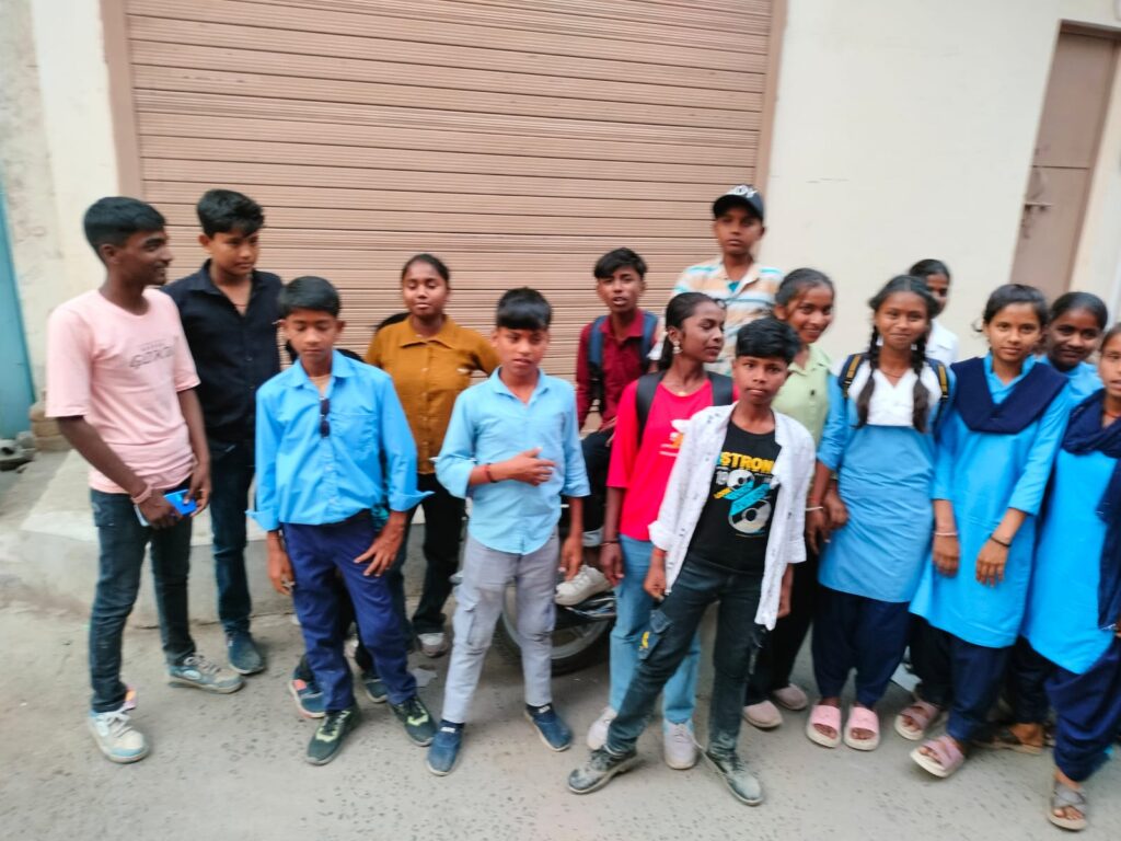 शैक्षणिक परिभ्रमण में बड़ी लापरवाही : पार्क में बच्चों को छोड़ बस लेकर निकल गये शिक्षक भी ; दो घंटे बाद पहुंचे प्रधानाध्यापक