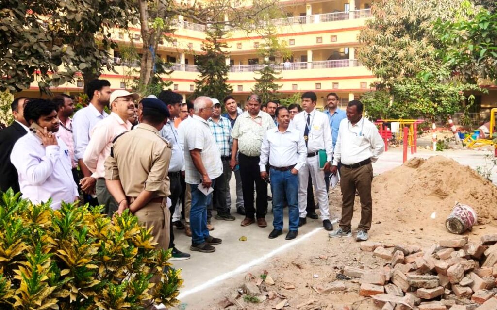 अपर मंडल रेल प्रबंधक ने छपरा जंक्शन का निरीक्षण कर यात्री सुविधाओं पर फोकस करने को दिया निर्देश