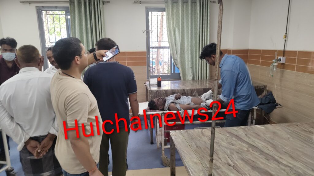 ट्रेन के गेट पर बैठकर चला रहा था मोबाइल ; बदमाशों ने मोबाइल छीना तो ट्रेन से गिड़ा, फिर…!