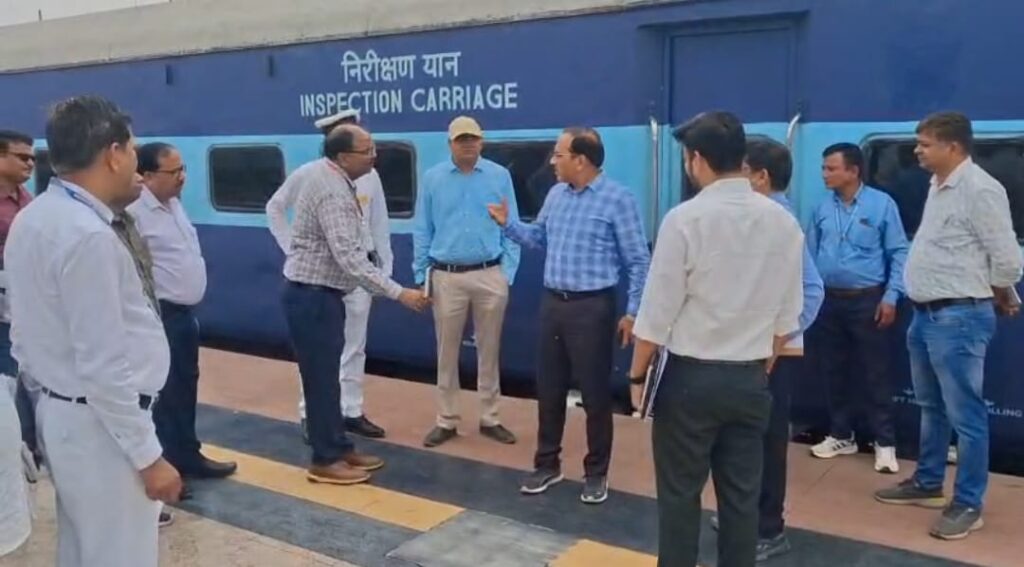 मांझी पुल पर चल रहे दोहरीकरण कार्य व छपरा जंक्शन का मुख्य प्रशासनिक अधिकारी ने किया निरीक्षण