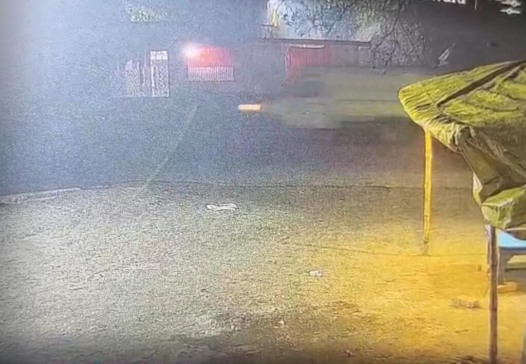 घर में सो रहे थे सभी ; बाहर बंधी गाय को पिकअप से ले भागे मवेशी चोर