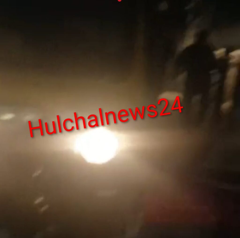 रेलवे ढाला पर फंसा हाईवा ; आ गई ट्रेन तो मची अफरातफरी ; वीडियो हुआ वायरल