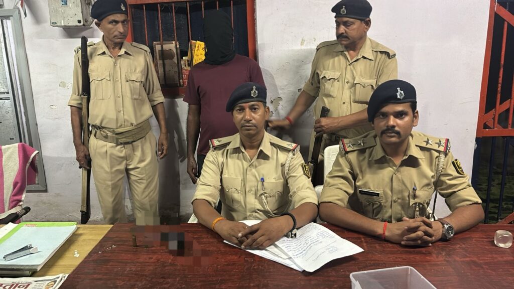 अवैध हथियार के साथ एक अपराधी को पुलिस ने किया गिरफ्तार