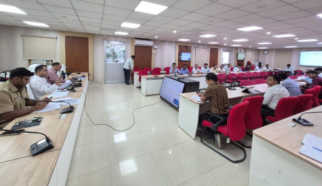 डीएम व एसएसपी ने रसोई गैस के व्यवस्थित आपूर्त्ति व वितरण को ले आयल कंपनी के प्रतिनिधि व पदाधिकारियों के साथ बैठक कर दिया निर्देश