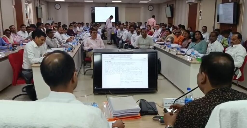 जिला स्तरीय विकास समन्वय एवं निगरानी समिति की बैठक में विकासात्मक कार्यों की सांसद ने की समीक्षा