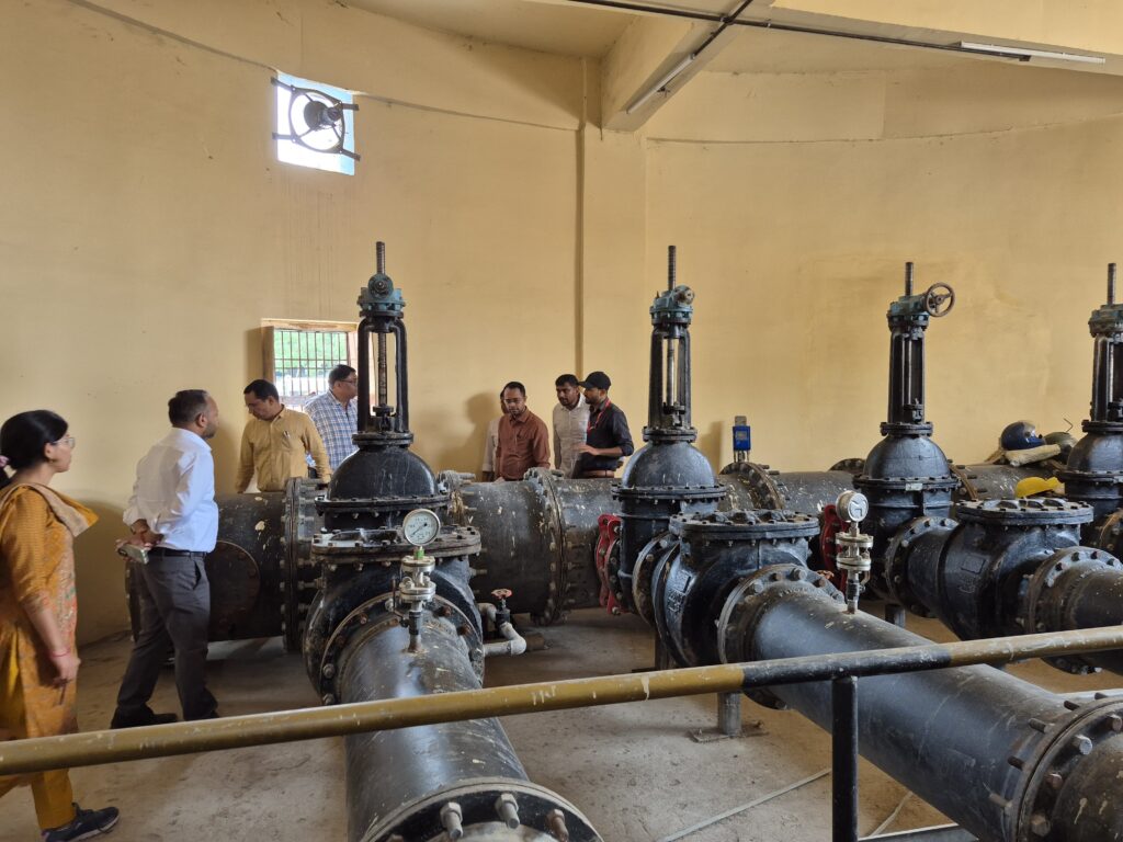 खनुआ नाला एवं स्टॉर्म वाटर ड्रेनेज के कार्य का डीएम ने किया स्थलीय निरीक्षण