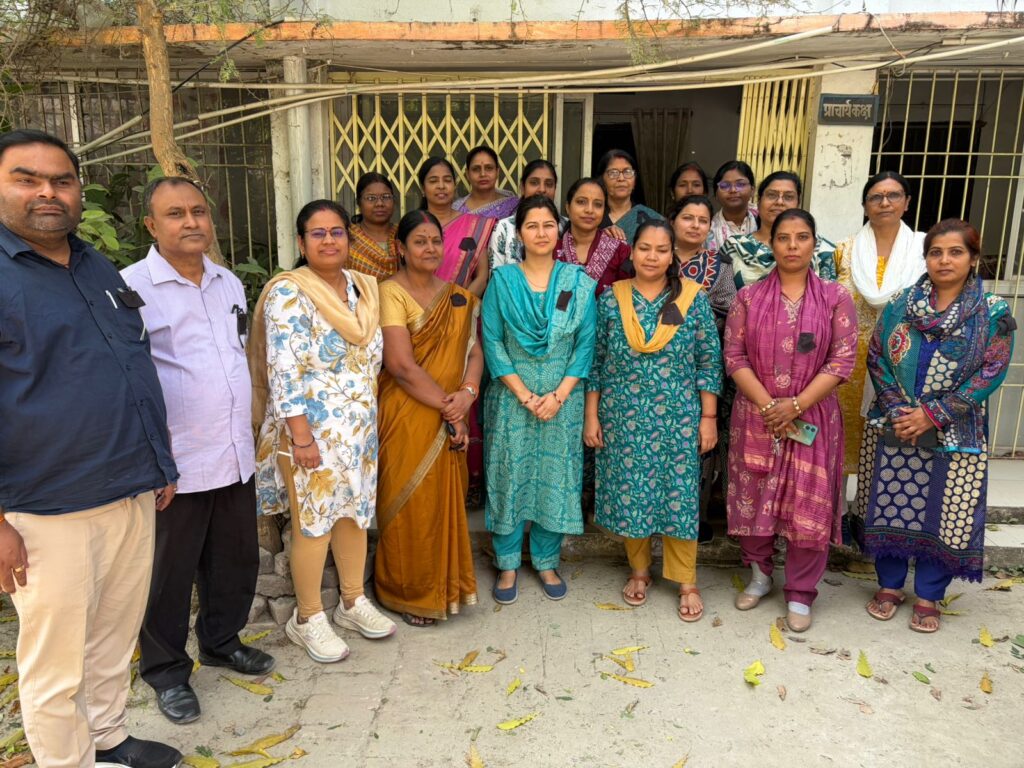 परीक्षा ड्यूटी का पारिश्रमिक भुगतान न होने पर शिक्षकों ने काला बिल्ला लगाकर जताया आक्रोश