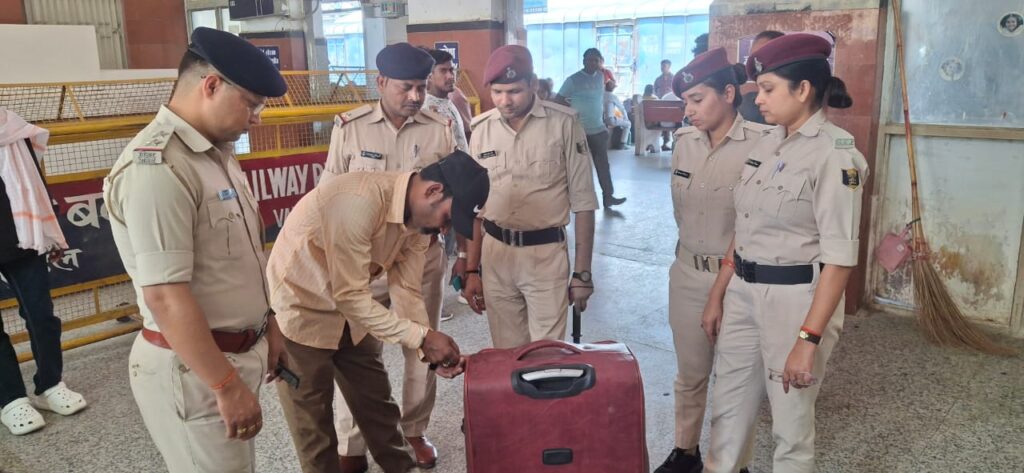 छपरा जंक्शन की सुरक्षा व्यवस्था को सुदृढ़ करने को ले चलाया गया विशेष चेकिंग अभियान