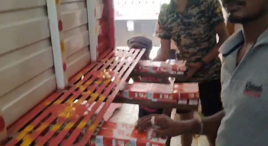 शराब तस्करी के नये तरीके का खुलासा ; पिकअप वैन में छोटे-छोटे चैंबर बनाकर की जा रही थी शराब की तस्करी