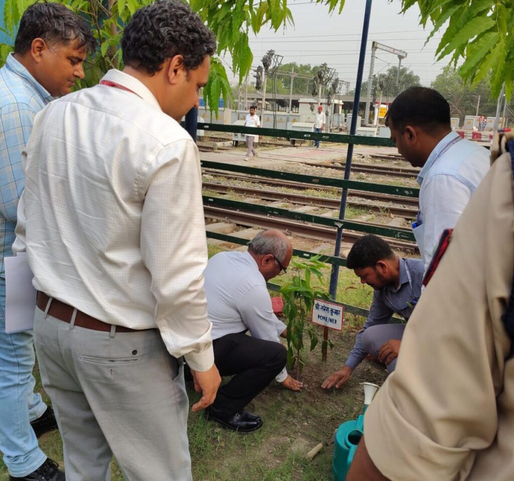 मुख्य यांत्रिक इंजीनियर ने छपरा जंक्शन का निरीक्षण कर यात्री सुविधा व विकास कार्यों का लिया जायजा ; कोचिंग डीपो पार्क में किया पौधरोपण