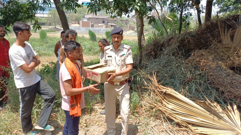 ग्रामीणों ने शराब माफियाओं के खिलाफ हल्ला बोला ; पहुंची पुलिस तो शराब किया गया जब्त