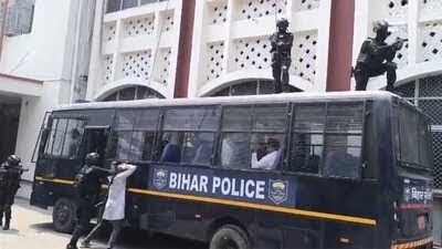 ATS ने परखी हाई कोर्ट की सुरक्षा, बस हाईजैक और आतंकियों से मुठभेड़ पर हुआ मॉक ड्रिल