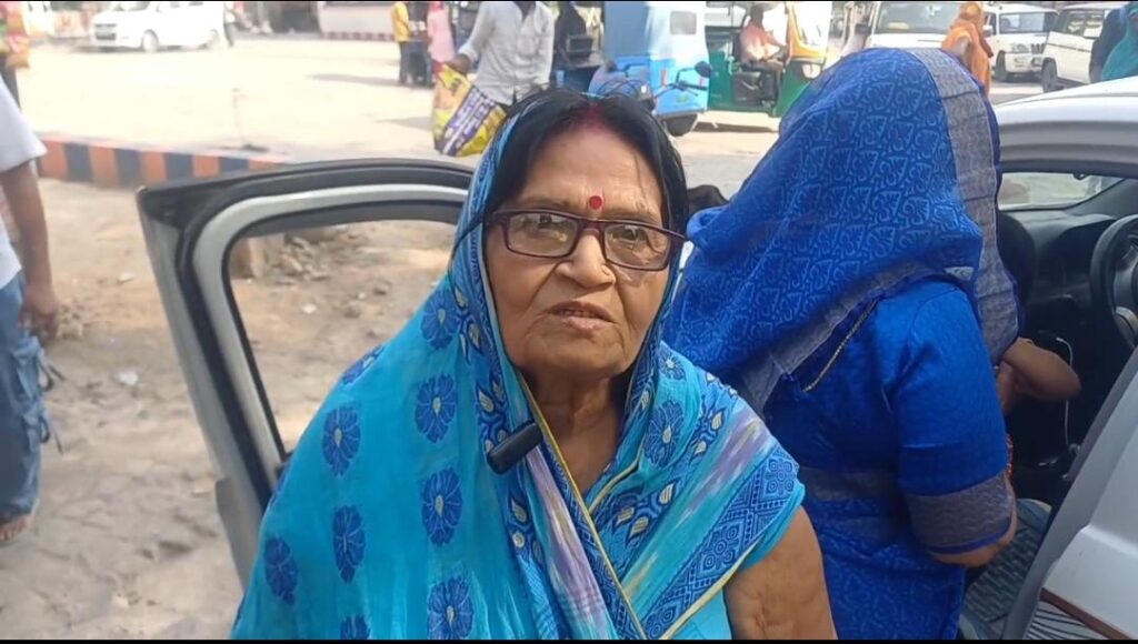 दिनदहाड़े बाइक सवार अपराधियों ने महिला के गले से झपटा सोने का चेन ; सीसीटीवी फुटेज खंगाल रही पुलिस