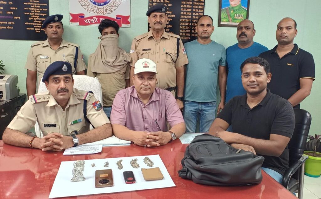 ट्रेन में यात्रियों का सामान चोरी करने वाले शातिर चोर को आरपीएफ ने किया गिरफ्तार ; चोरी का मोबाइल व आभूषण बरामद