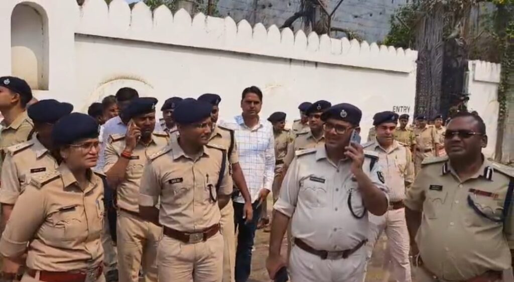 रघुनाथपुर के विधायक व शहाबुद्दीन के पुत्र ओसामा के दो घरों पर छापेमारी ; डीआईजी कर रहे निगरानी
