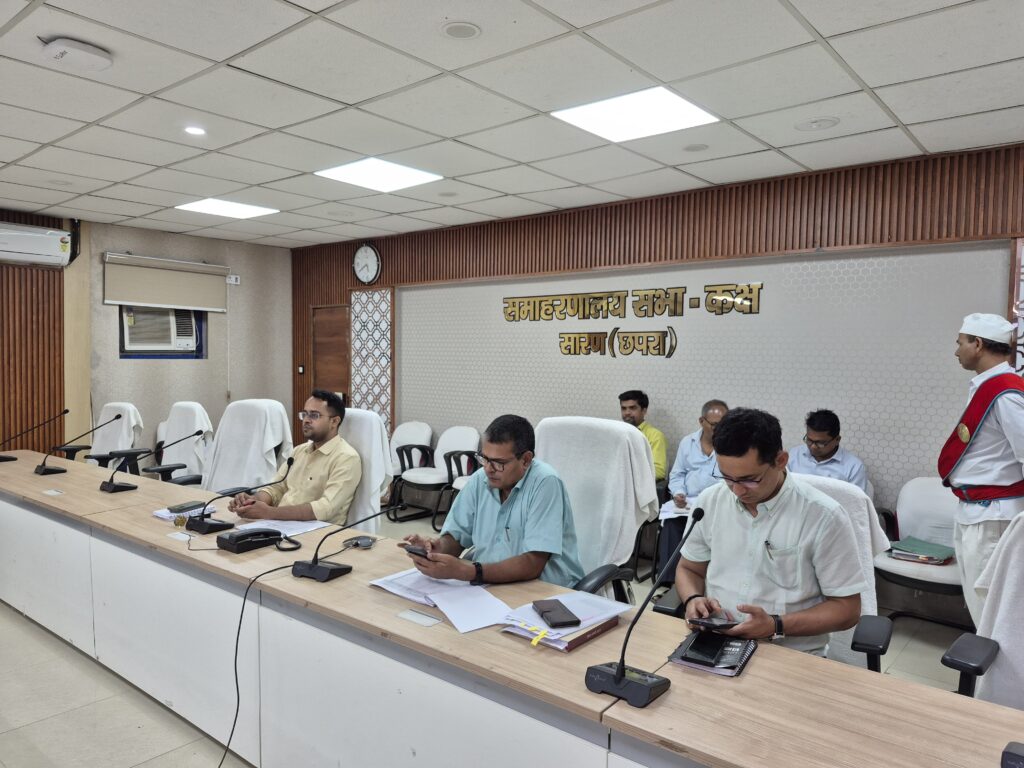 राजस्व कार्यों की समीक्षा बैठक में लंबित मामलों के त्वरित निष्पादन के लिए डीएम ने दिया सख्त निर्देश
