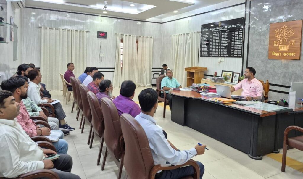 संभावित बाढ़ पूर्व तैयारी को लेकर जिलाधिकारी ने समीक्षात्मक बैठक कर तैयारियों को ससमय पूर्ण करने का दिया निर्देश