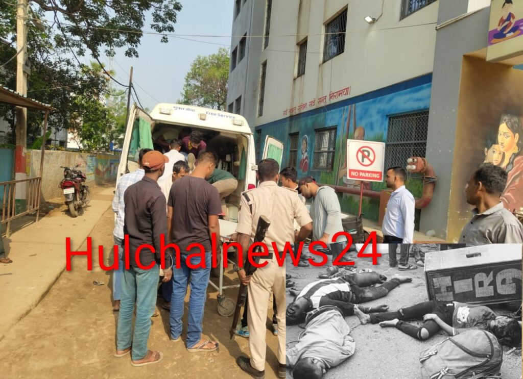 ऑर्केस्ट्रा के पिकअप व ट्रक की आमने-सामने की टक्कर में नर्तकी समेत तीन की मौत ; एक दर्जन गंभीर