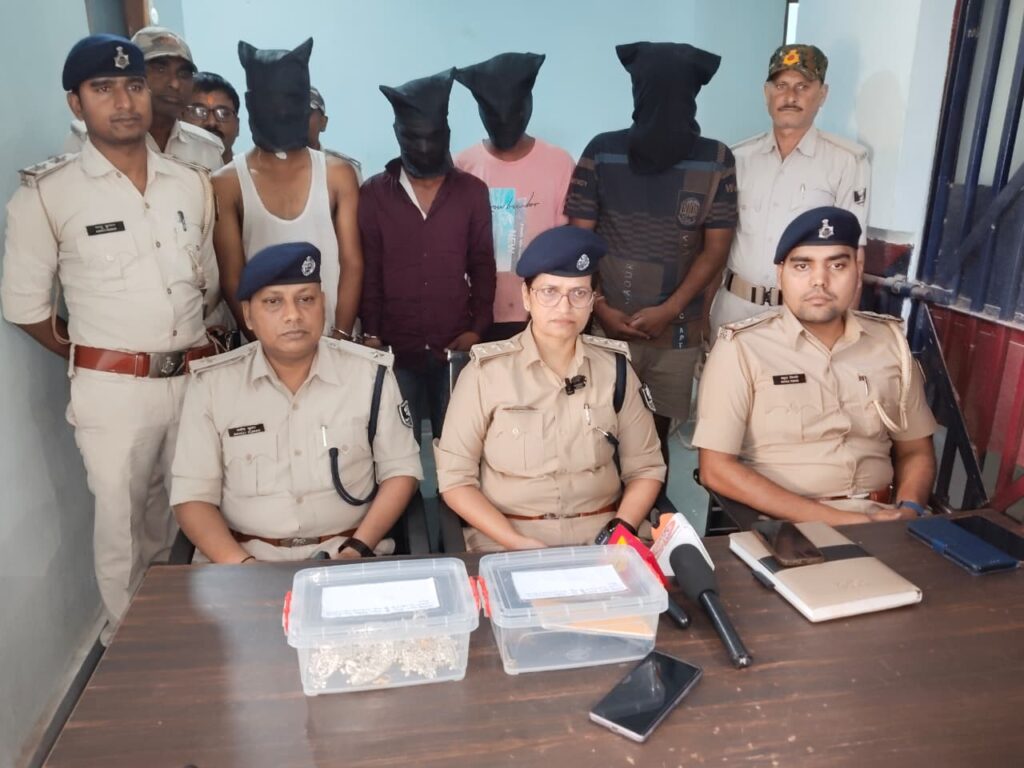 सिवान में आभूषण दुकान से लाखों की लूट मामले में गिरफ्तार अपराधियों में सारण का शातिर भी शामिल
