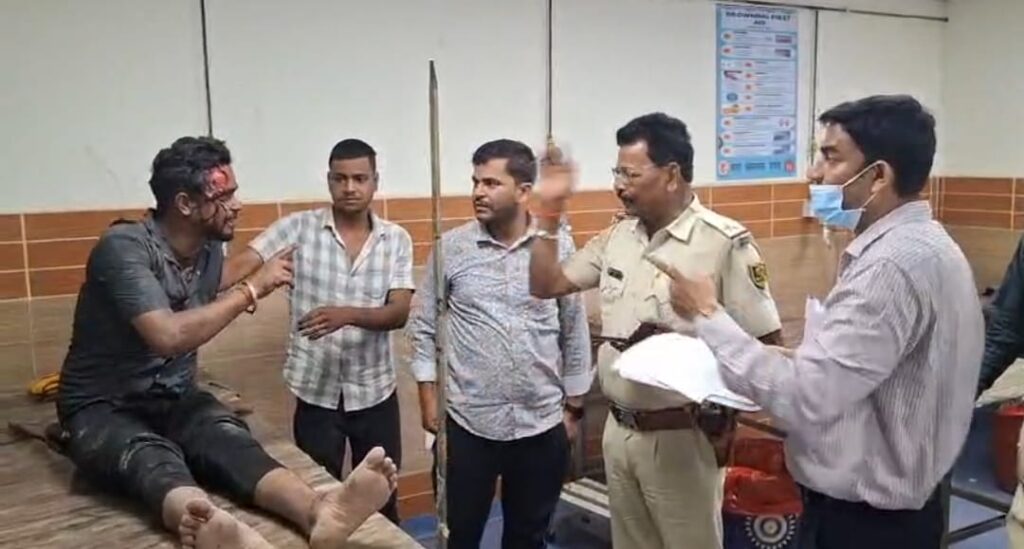 शराब के नशे में बाइक डिवाइडर से टकराने के बाद इलाज के दौरान किया हंगामा, रेफर