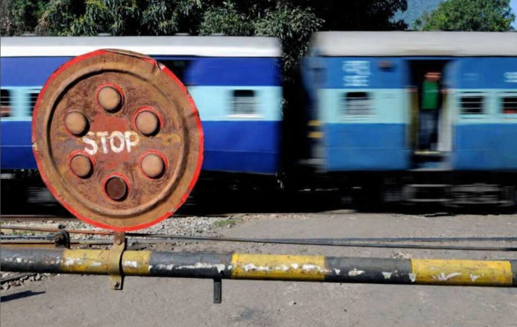 ड्यूटी पर सोते पकड़े गया गेटमैन ; तीन ट्रेनें अटकी तो रेलवे ने किया सस्पेंड