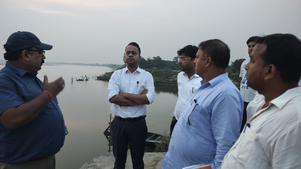 जिलाधिकारी ने सबलपुर में बाढ़ निरोधक कार्यों का किया निरीक्षण ; ‘वार फुटिंग’ पर काम पूरा करने का दिया निर्देश